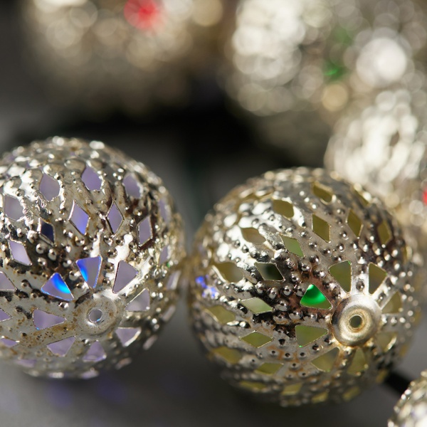 ΣΕΙΡΑ, 40 LED 5mm, ΠΛΑΣΤΙΚΕΣ ΜΠΑΛΕΣ ΥΦΑΣΜΑΤΙΝΕΣ 4cm, ΗΛΙΑΚΟ ΣΥΛΛΕΚΤΗ ΜΕ ΑΙΣΘΗΤΗΡΑ ΦΩΤΟΣ, 8 ΠΡΟΓΡΑΜΜΑΤΑ, ΠΡΑΣΙΝΟ PVC ΚΑΛΩΔΙΟ, ΘΕΡΜΟ ΛΕΥΚΟ LED ΑΝΑ 10cm, ΠΡΟΕΚΤΑΣΗ ΠΑΡΟΧΗΣ 1m, ΙΡ44 - Image 2