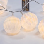 ΣΕΙΡΑ, 10 LED 5mm, ΛΕΥΚΕΣ ΑΝΑΓΛΥΦΕΣ ΜΠΑΛΕΣ, ΜΠΑΤΑΡΙΑΣ 2xAA, ΔΙΑΦΑΝΟ PVC ΚΑΛΩΔΙΟ, ΘΕΡΜΟ ΛΕΥΚΟ LED ΑΝΑ 15cm, ΠΡΟΕΚΤΑΣΗ ΠΑΡΟΧΗΣ 30cm, IP20 - Image 2