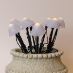 ΣΕΙΡΑ, 8 LED 5mm, ΛΕΥΚΑ ΠΛΑΣΤΙΚΑ ΜΑΝΙΤΑΡΙΑ H20cm, ΗΛΙΑΚΟ ΠΑΝΕΛ ΜΕ ΑΙΣΘΗΤΗΡΑ ΦΩΤΟΣ, ΠΡΑΣΙΝΟ PVC ΚΑΛΩΔΙΟ, ΘΕΡΜΟ ΛΕΥΚΟ LED ANA 50cm, ΠΡΟΕΚΤΑΣΗ ΠΑΡΟΧΗΣ 1m, IP44 - Image 2